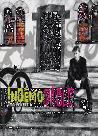 una foto in bianco e nero di un uomo seduto su una panchina con la parola indemo sopra