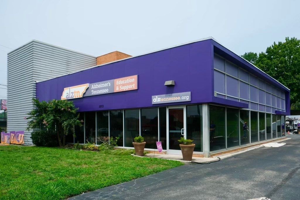 A purple building with the word auto on it