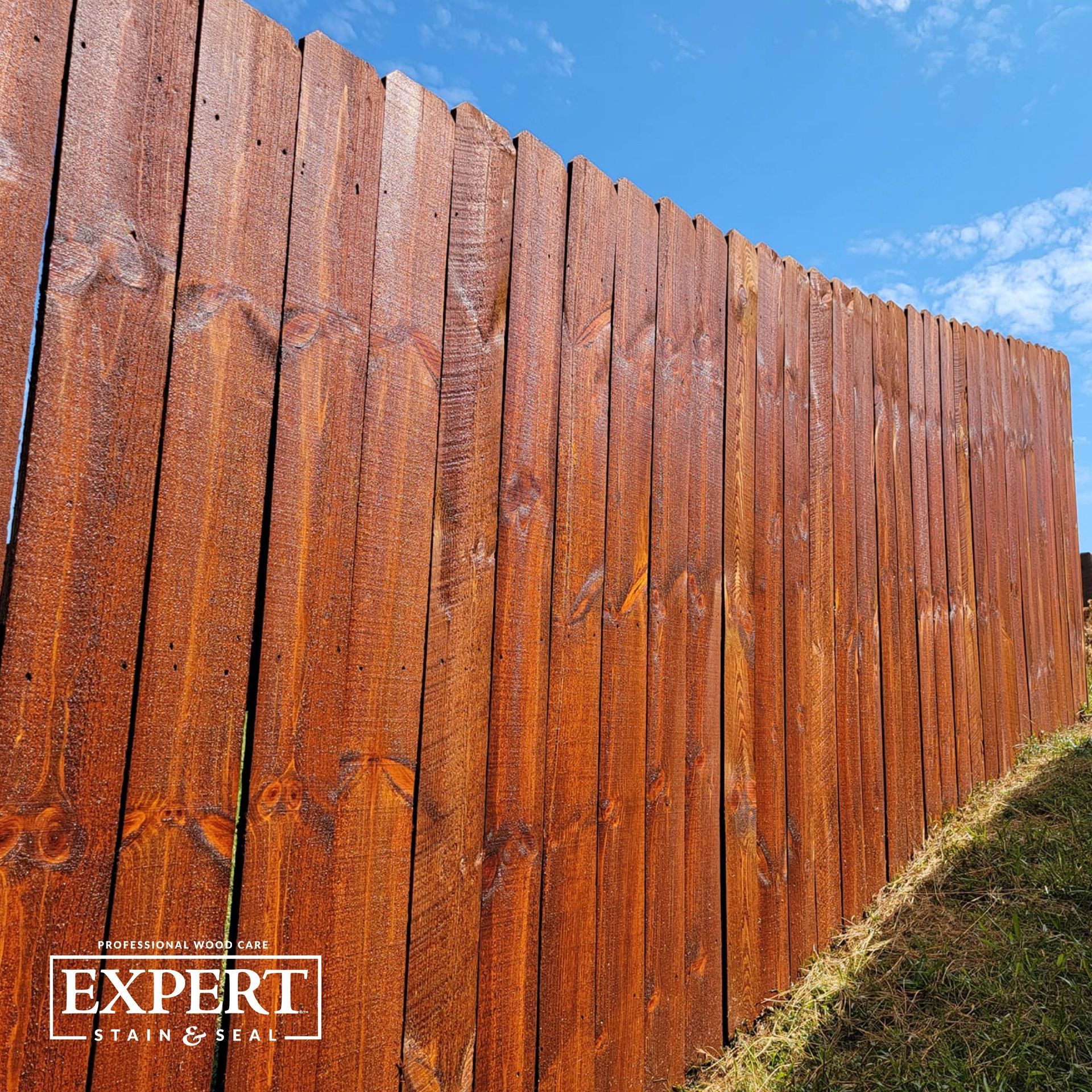 A wooden fence with the word expert on it
