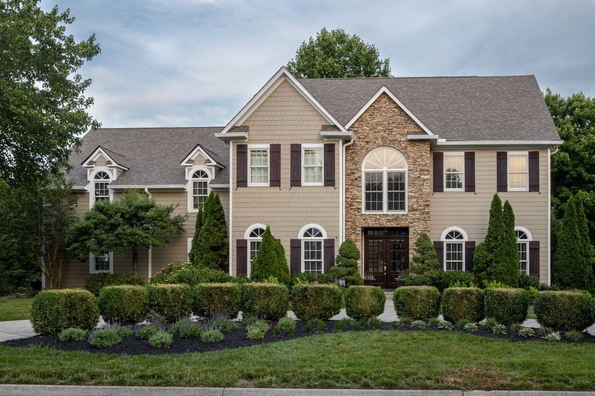 McLains home exterior siding and trim painting