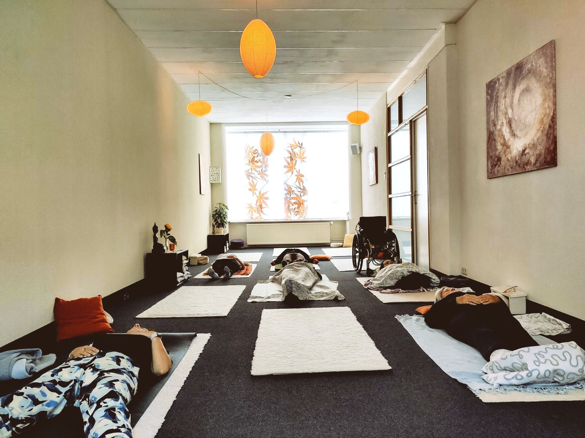 yogaruimte met deelnemers liggend op matjes bij yoga studio Corazon in Den Haag