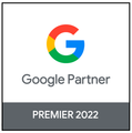 Selo de Parceiro do Google com o logotipo colorido do Google e a inscrição “Premier 2022” em uma barra cinza.