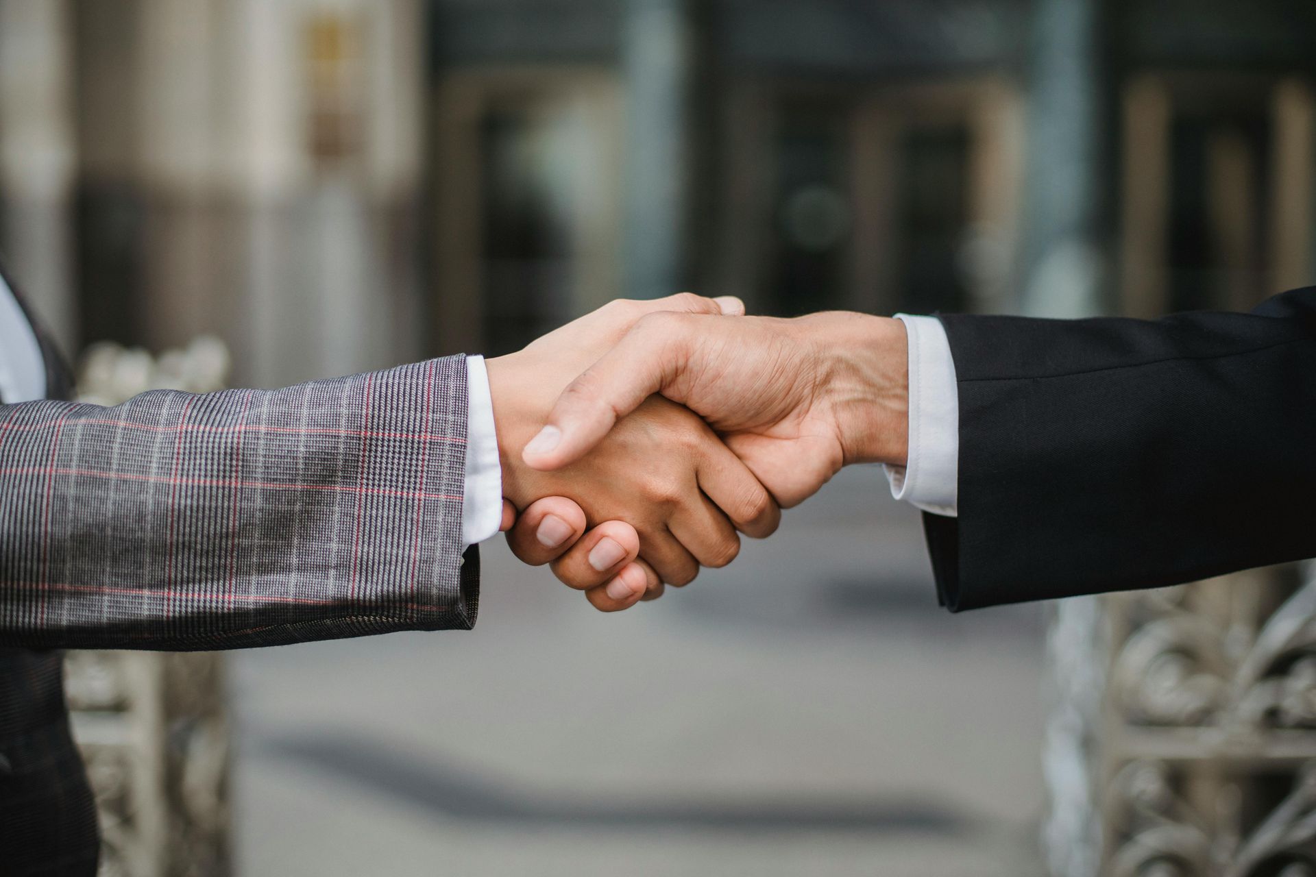 Commercial Mediation - Shaking Hands. Gordon Tregaskis Commercial Mediator