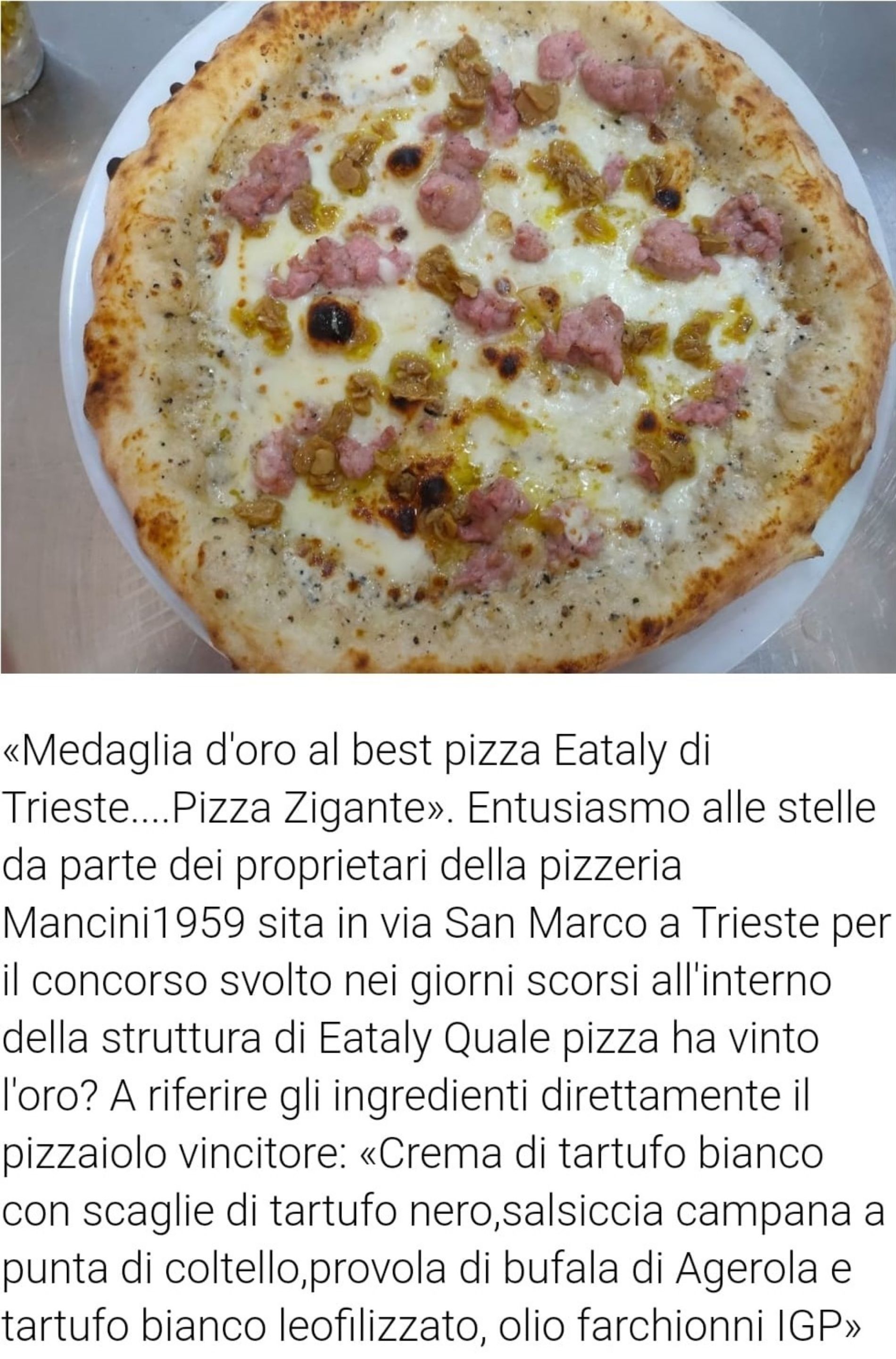 Una pizza rotonda con salsiccia, crema al tartufo e provola, con sopra una scritta che illustra una ricetta premiata di Trieste.