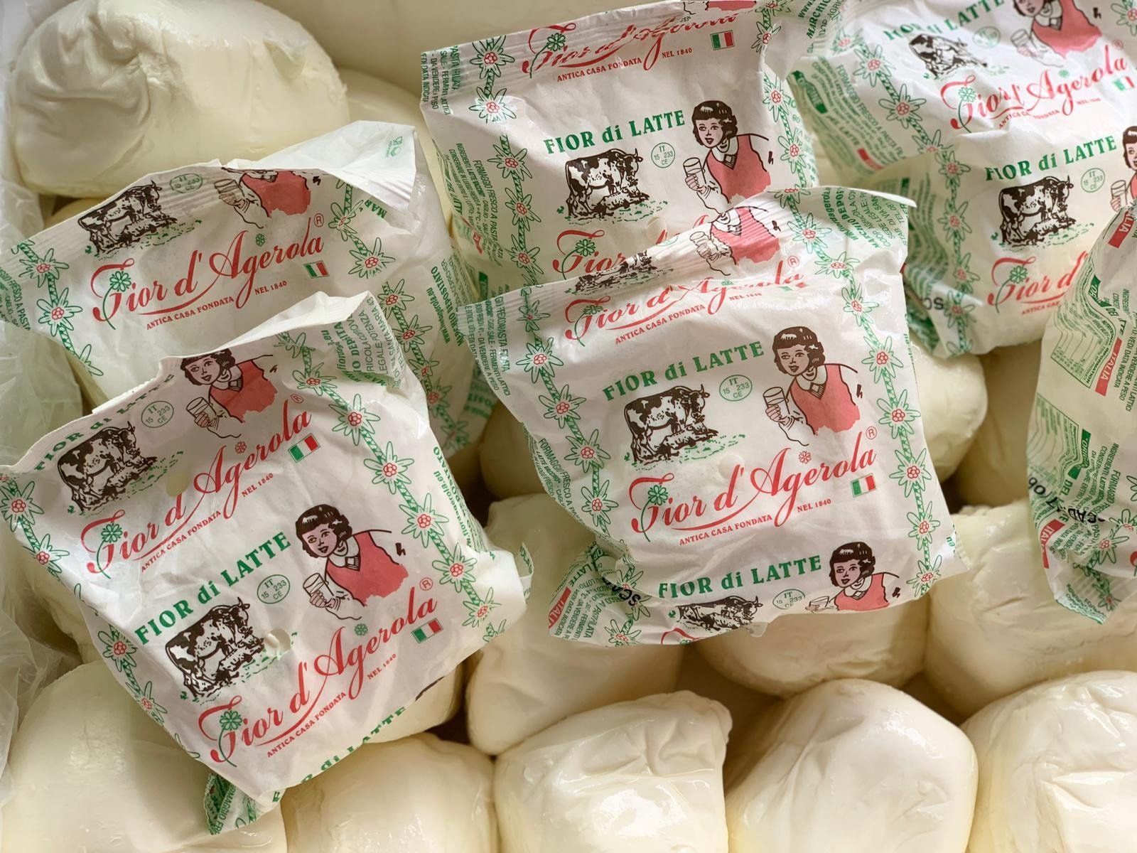 Una collezione di palline rotonde di formaggio Fior di Latte avvolte in carta bianca con logo illustrato.