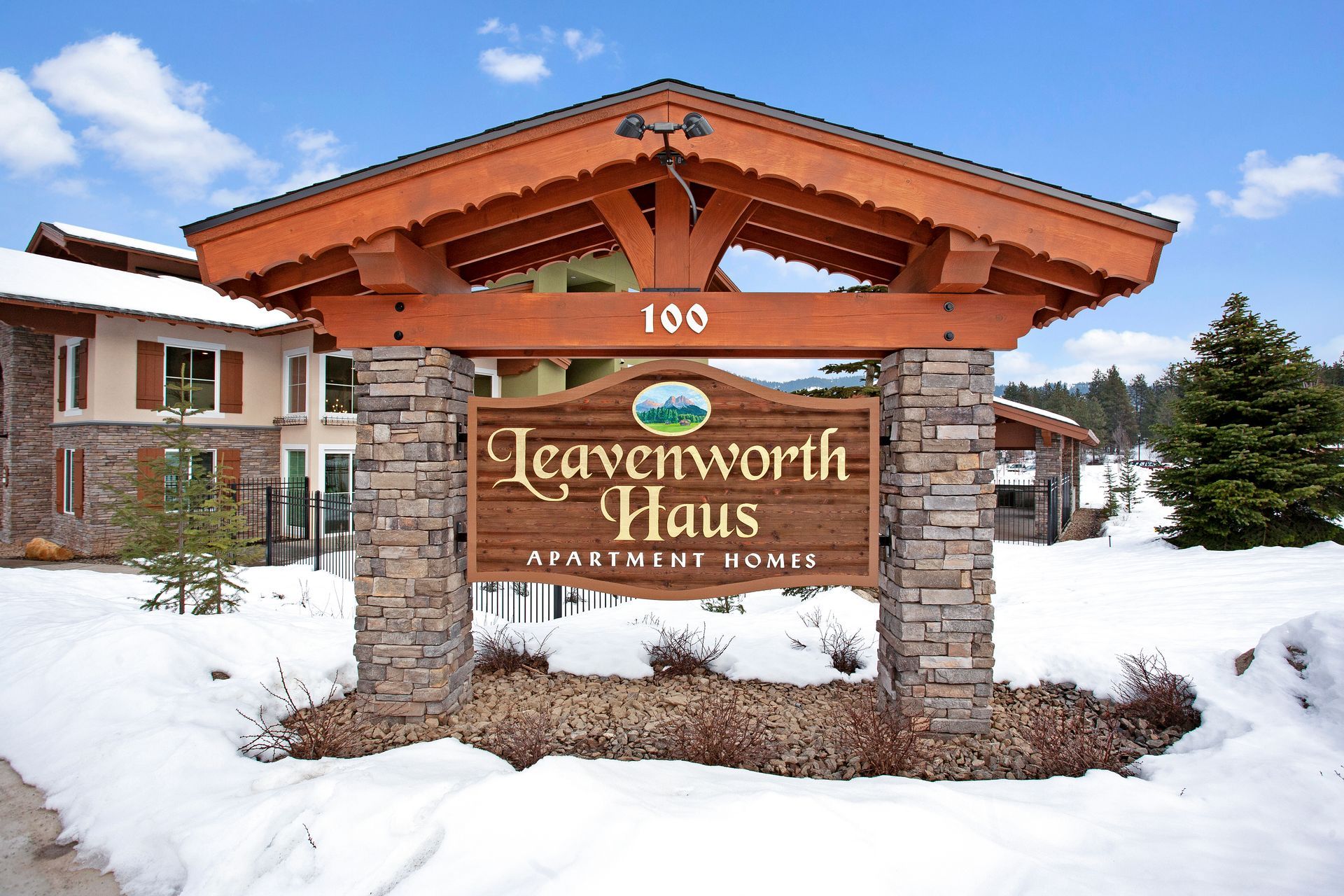 A sign that says ' leavenworth haus ' on it