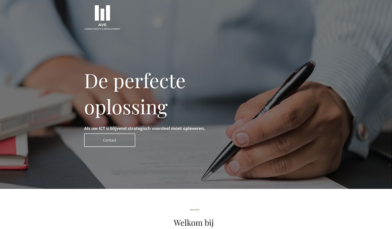 Een persoon schrijft met een pen op een stuk papier.