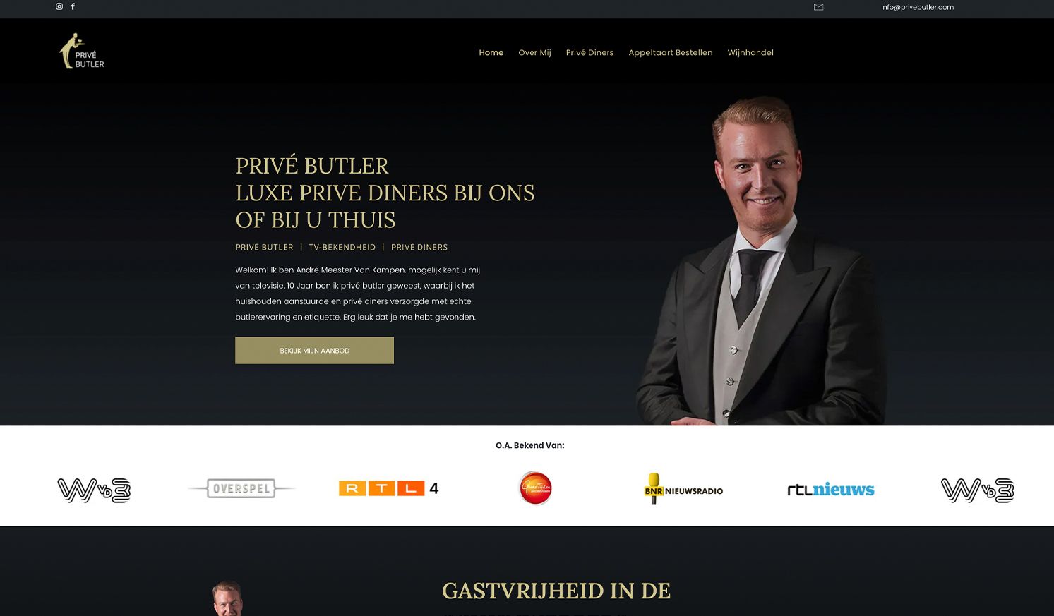 Een man in een smoking staat op de homepage van een website