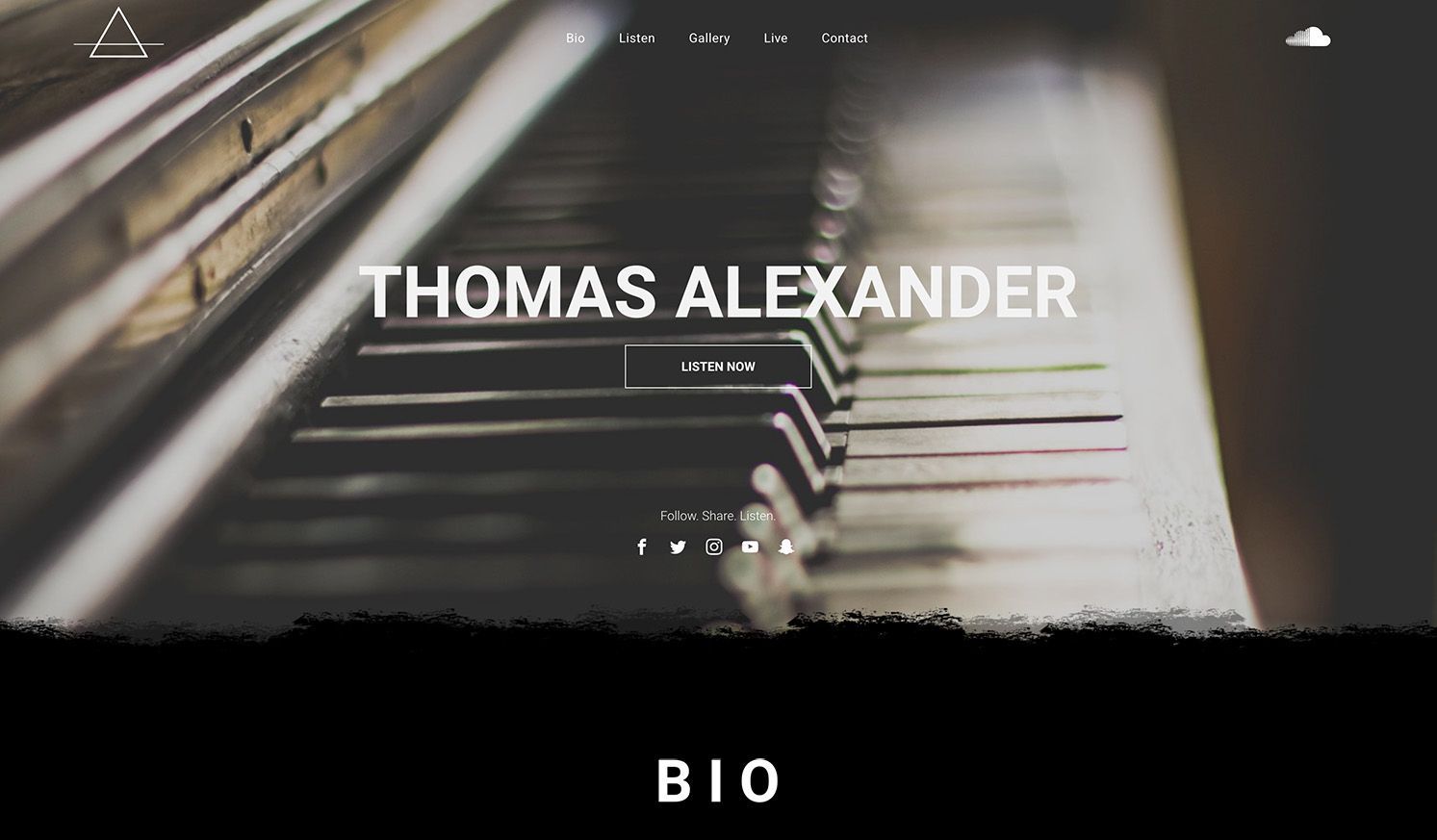 Een close-up van een pianoklavier met de naam Thomas Alexander erop