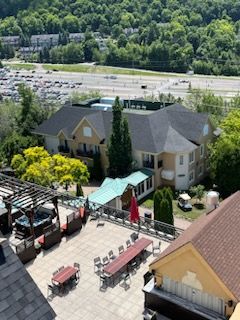 Une vue aérienne d un patio avec tables et chaises