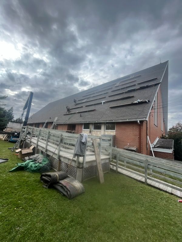 Une maison avec des panneaux solaires sur le toit est en construction.