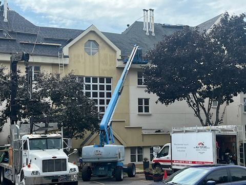 Un camion est garé devant un bâtiment en cours de peinture