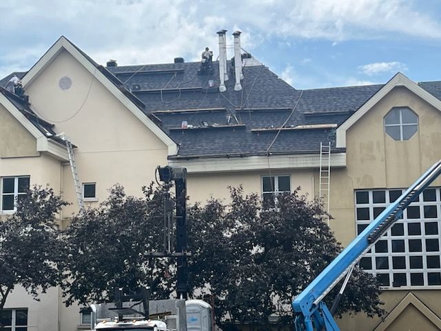Un grand bâtiment avec une grue sur le côté