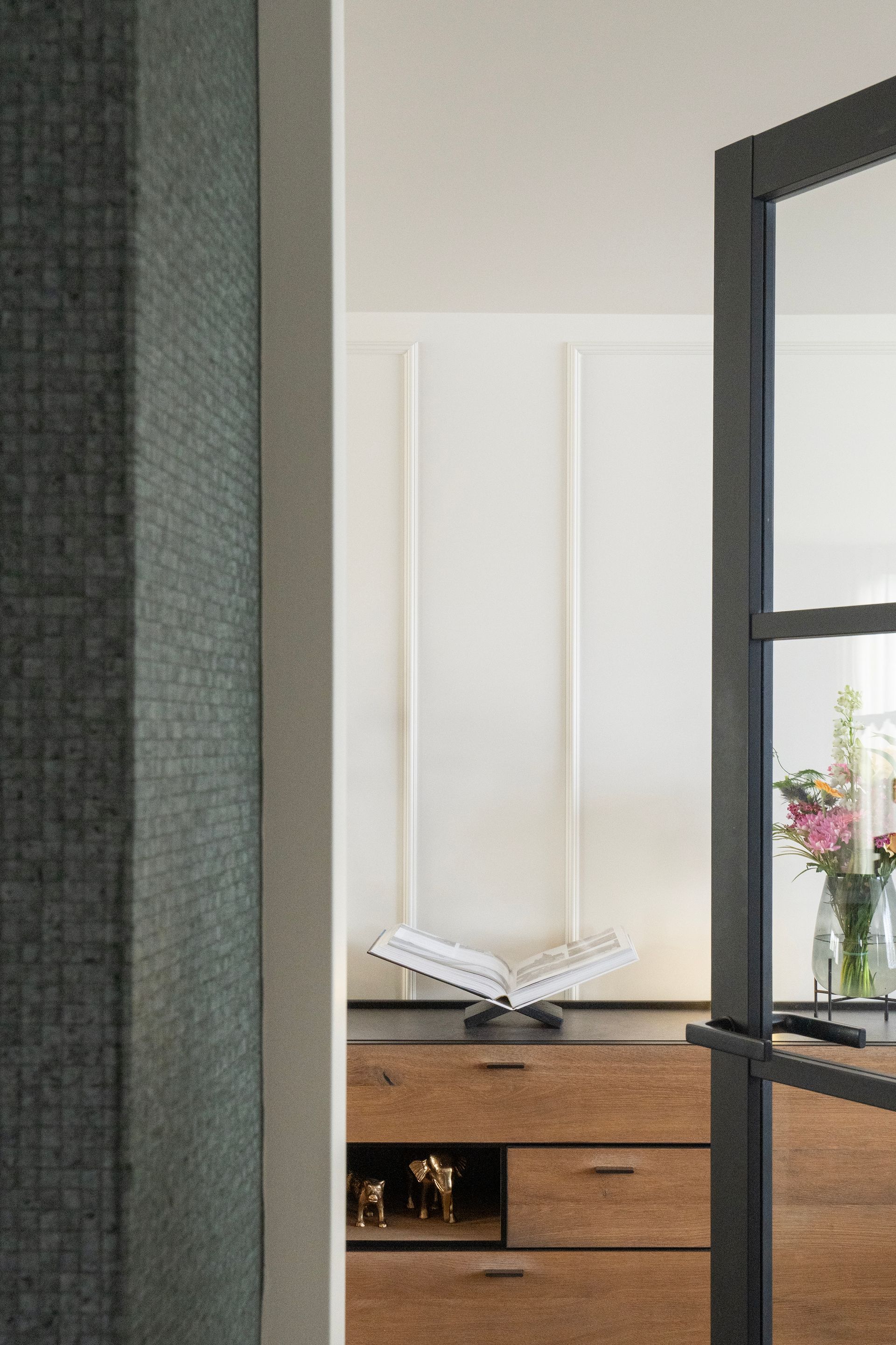 De eerste stap in de woning geeft je gelijk het gevoel van de nieuwe sfeer