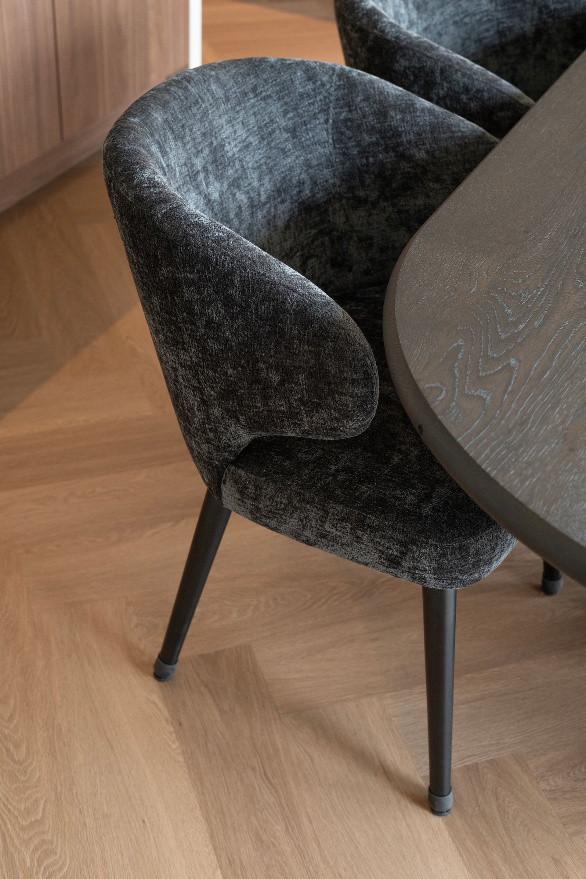 Luxe eetkamerstoelen in de leefkeuken.