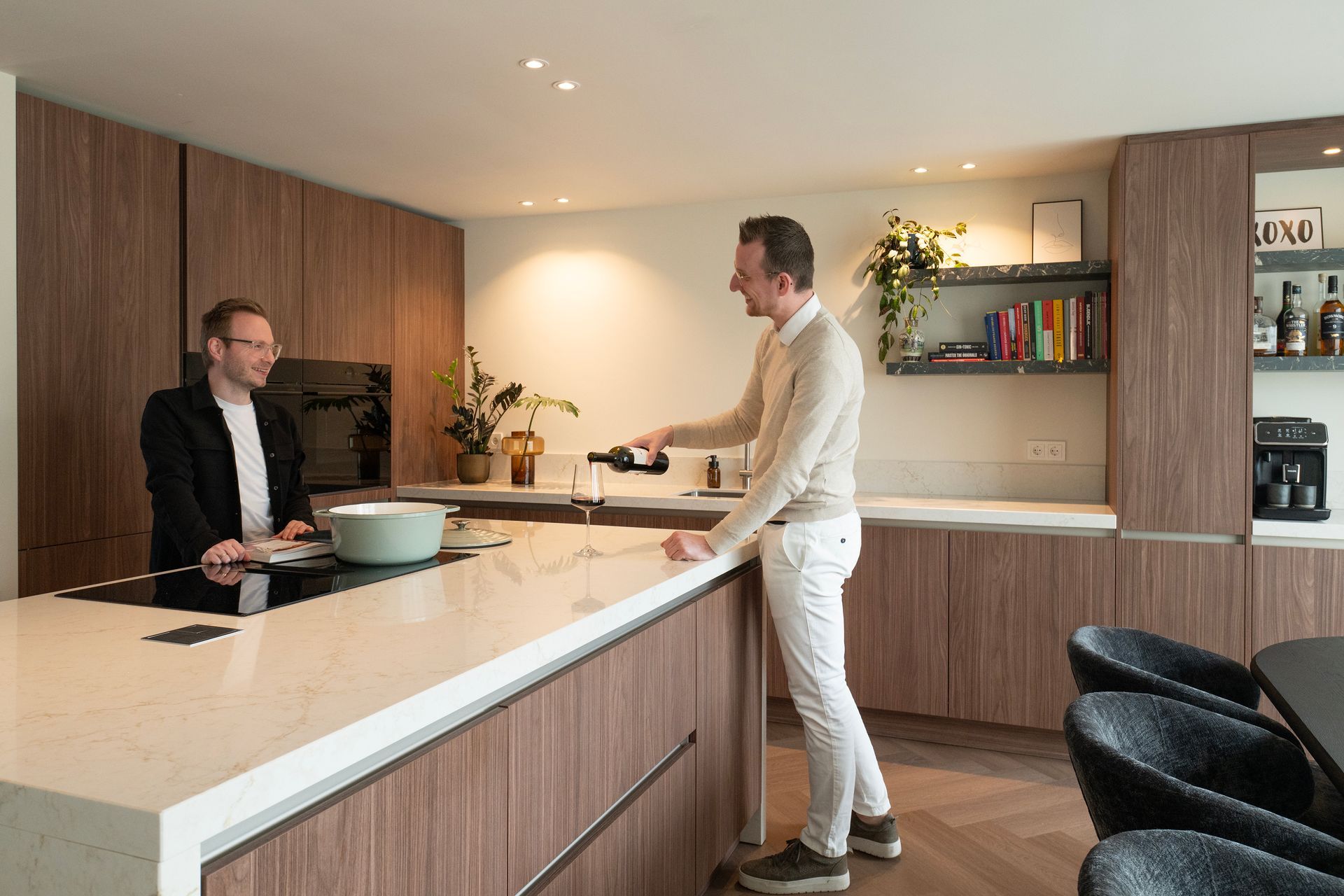 Blije bewoners in deze prachtige leefkeuken.