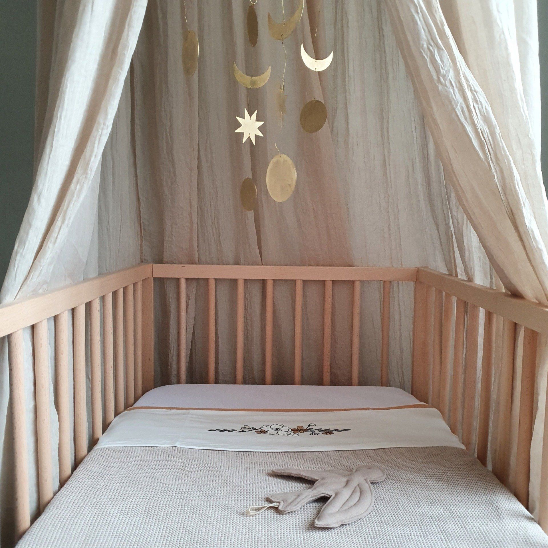 Een hemeltje in de babykamer geeft geborgenheid en sfeer.