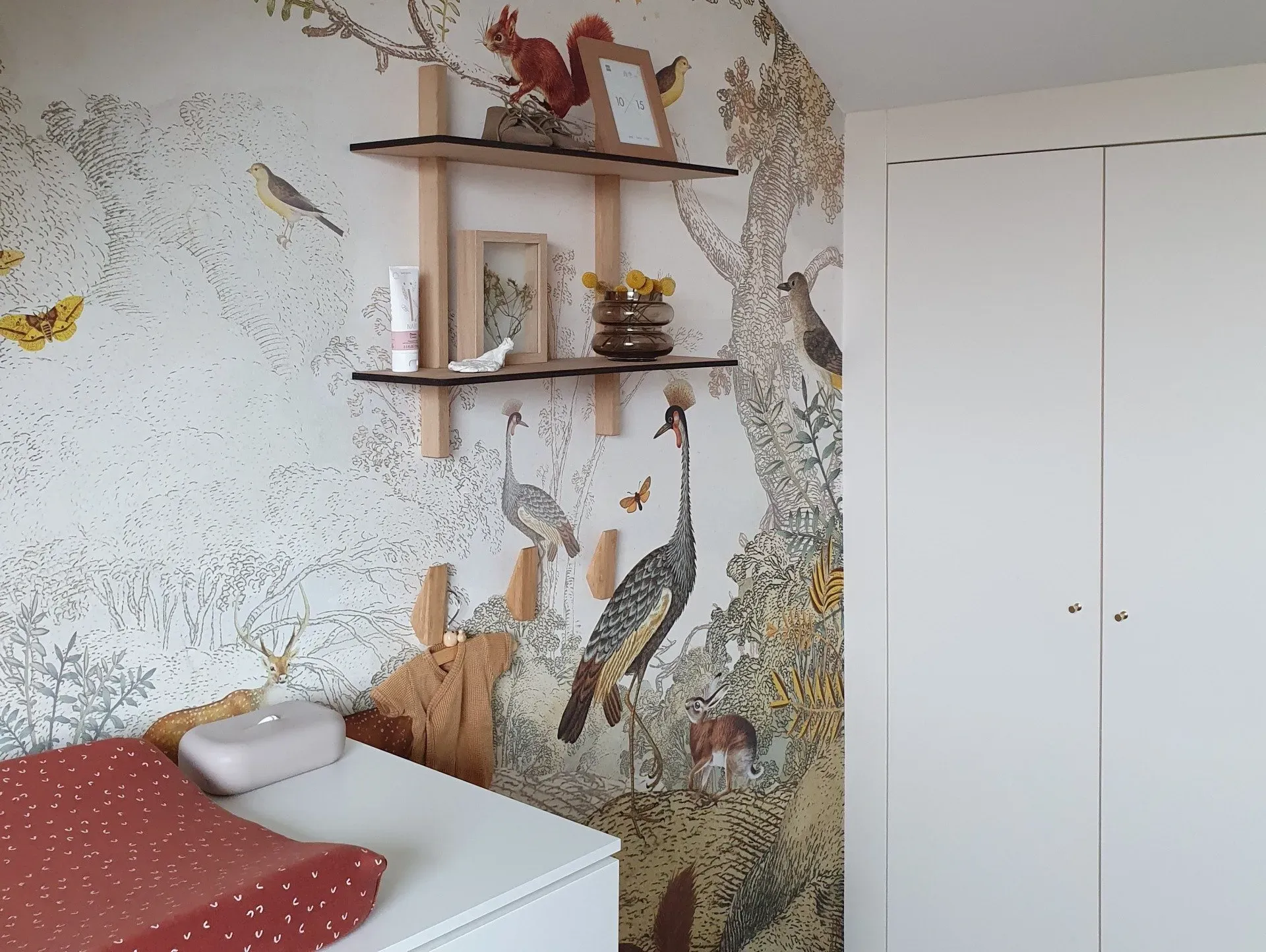 Akoestische wandpanelen. Een lichte en sfeervolle slaapkamer.