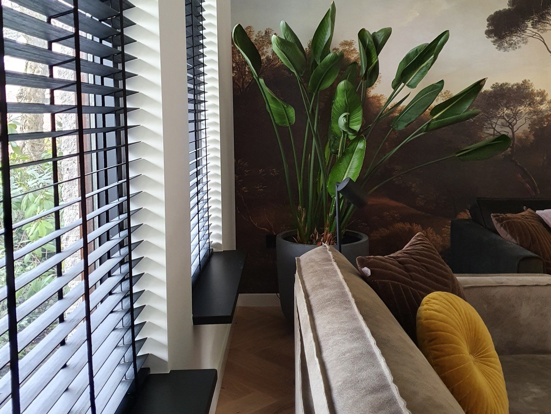 Materiaalkeuze door SunStyling. Raambekleding uitgezocht door SunStyling. Hier zie je bamboe jaloezieën.
