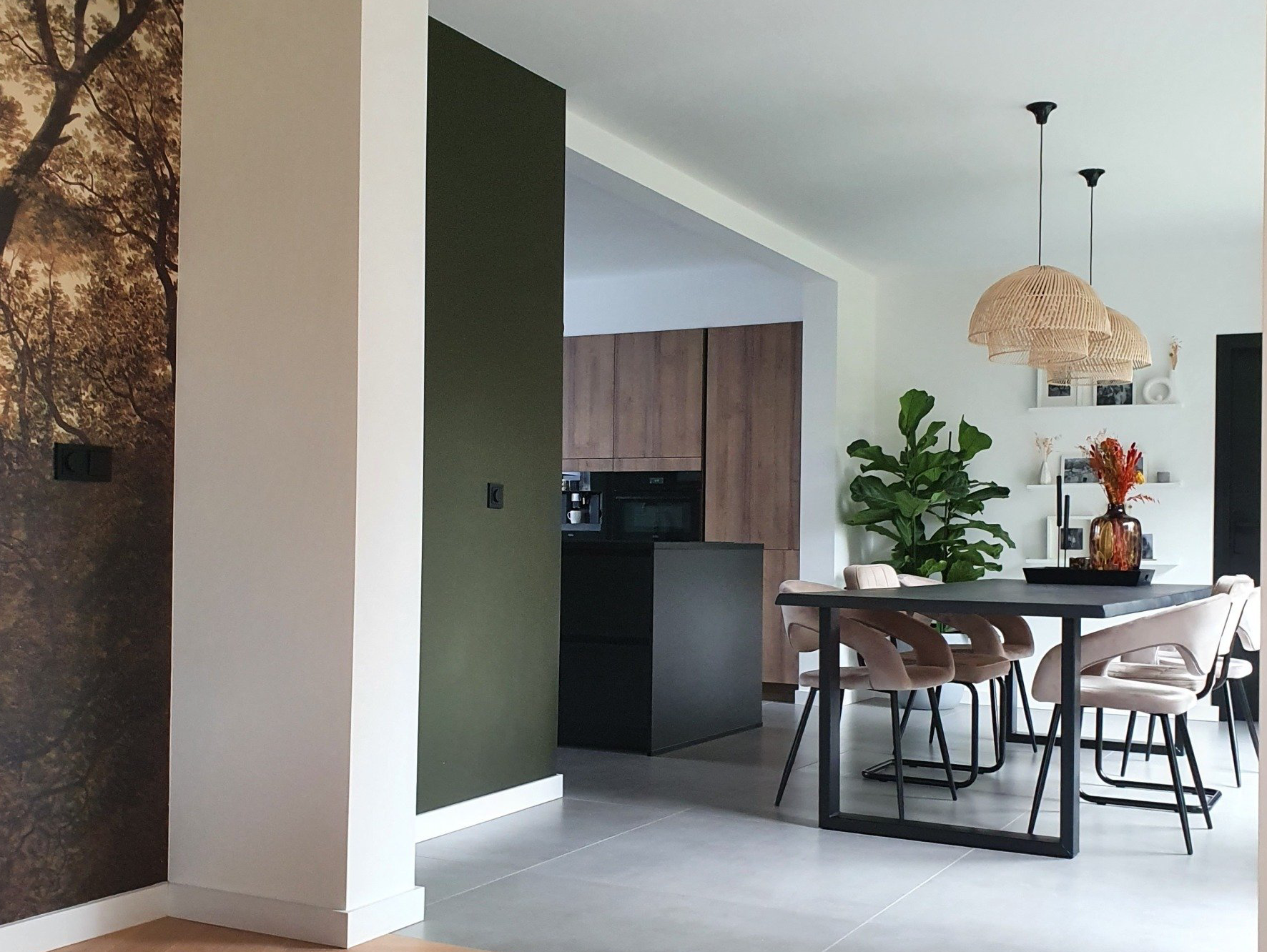 Interieurontwerp uitgevoerd door SunStyling. Het openbreken van de twee ruimtes zorgt voor een ruime leefkeuken.