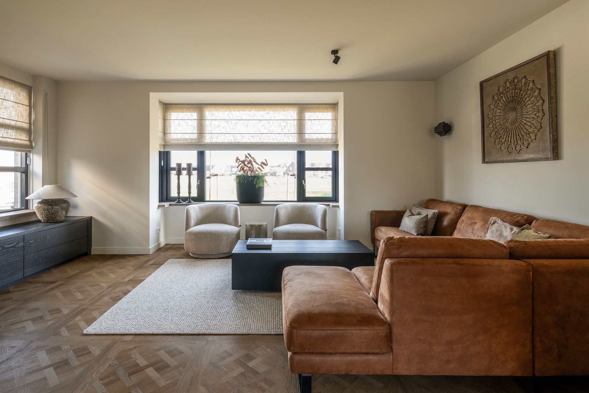 Stijlvolle woonkamer waarbij warme en aardse tinten centraal staan.