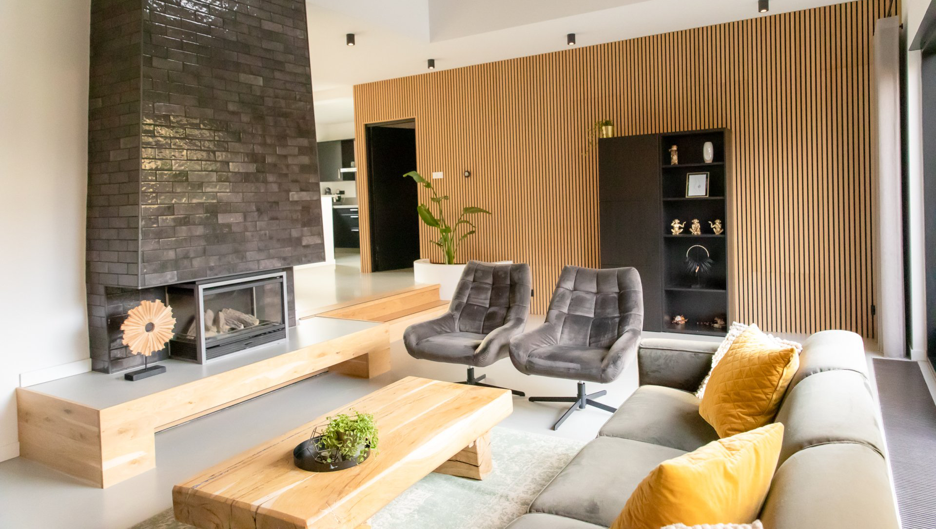Interieurontwerp SunStyling. Wow effect! Betegelde schouw en wandpanelen in de woonkamer.