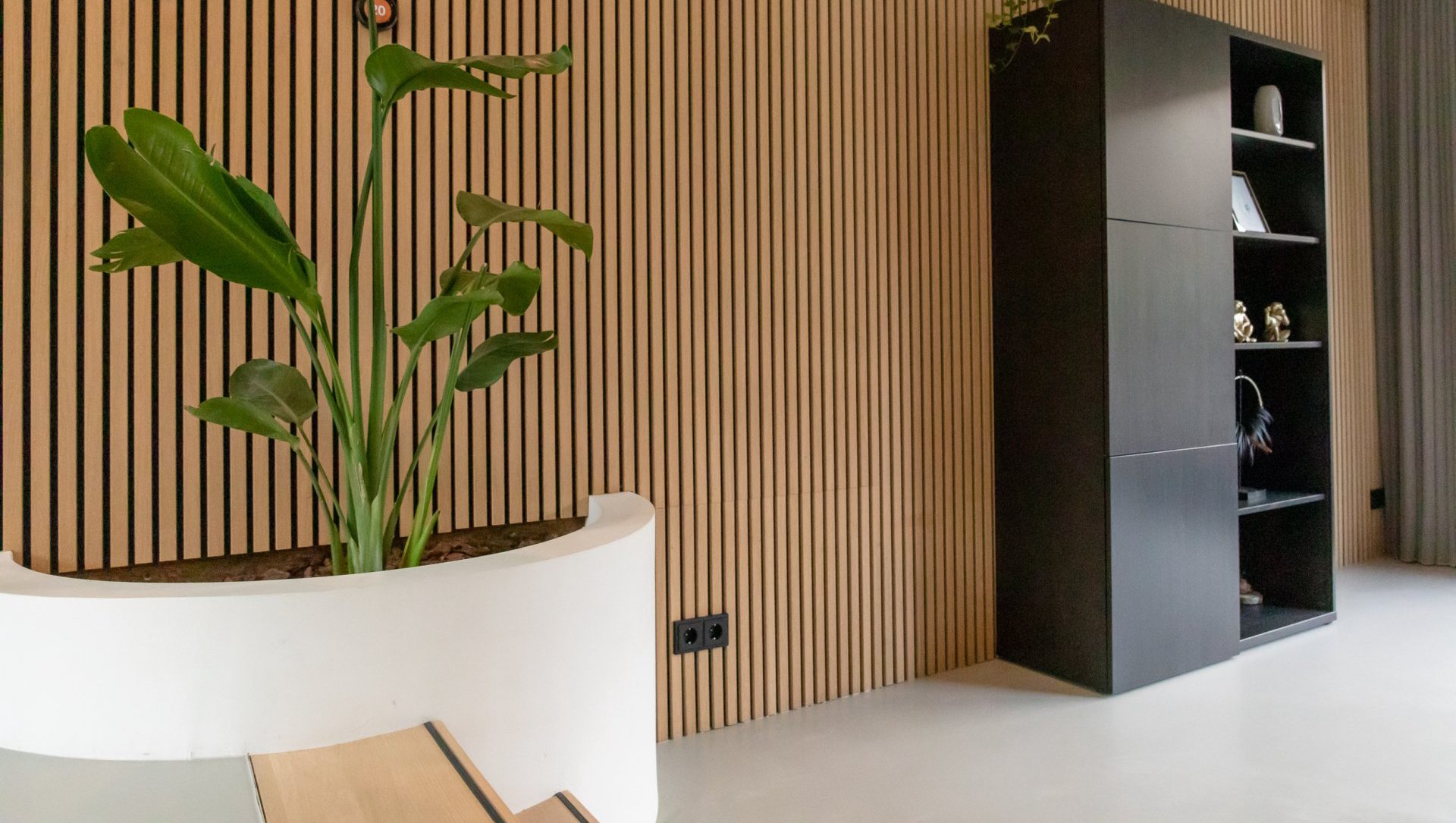 Materialenmix. Akoestische wandpanelen in de woonkamer.