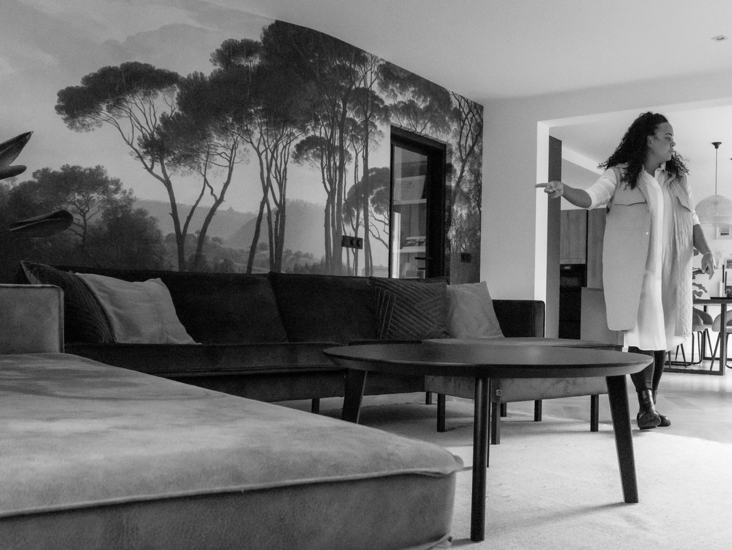 Sunchere Felter van SunStyling aan het werk met het inrichten van een woning.