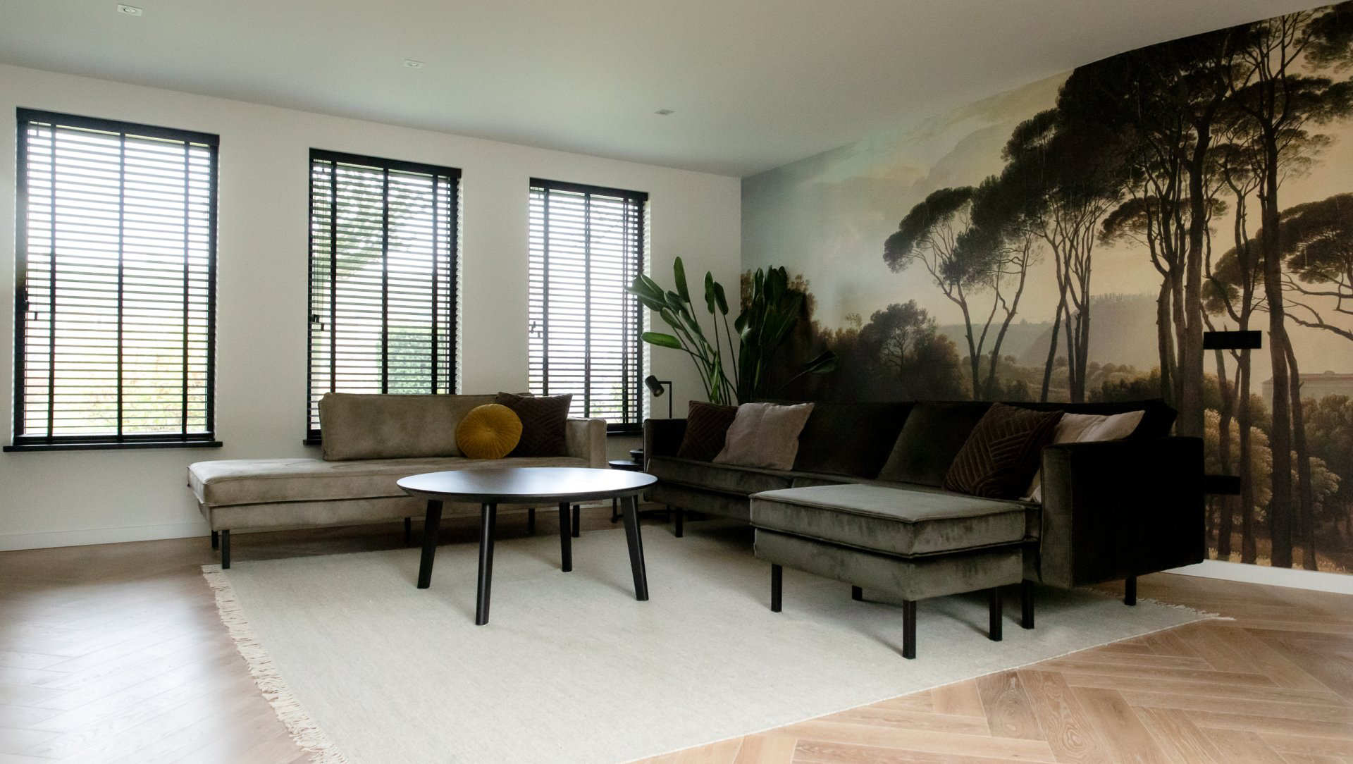 Interieurontwerp door SunStyling. Ruime zithoek met uitgesproken behang. Een interieurontwerp door SunStyling.
