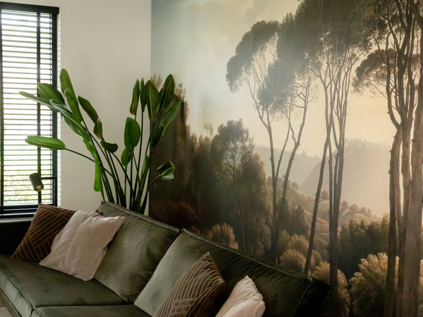 Ga je voor lef en rust?! Kies dan vanaf het begin voor SunStyling. Fotorealistisch behang zorgt voor lef in deze vrijstaande woning in Steenbergen.