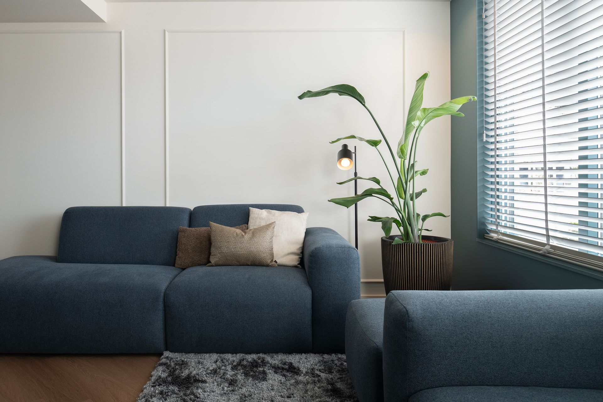 Sierlijsten in de woonkamer zorgen voor een tijdloos en klassiek gevoel.