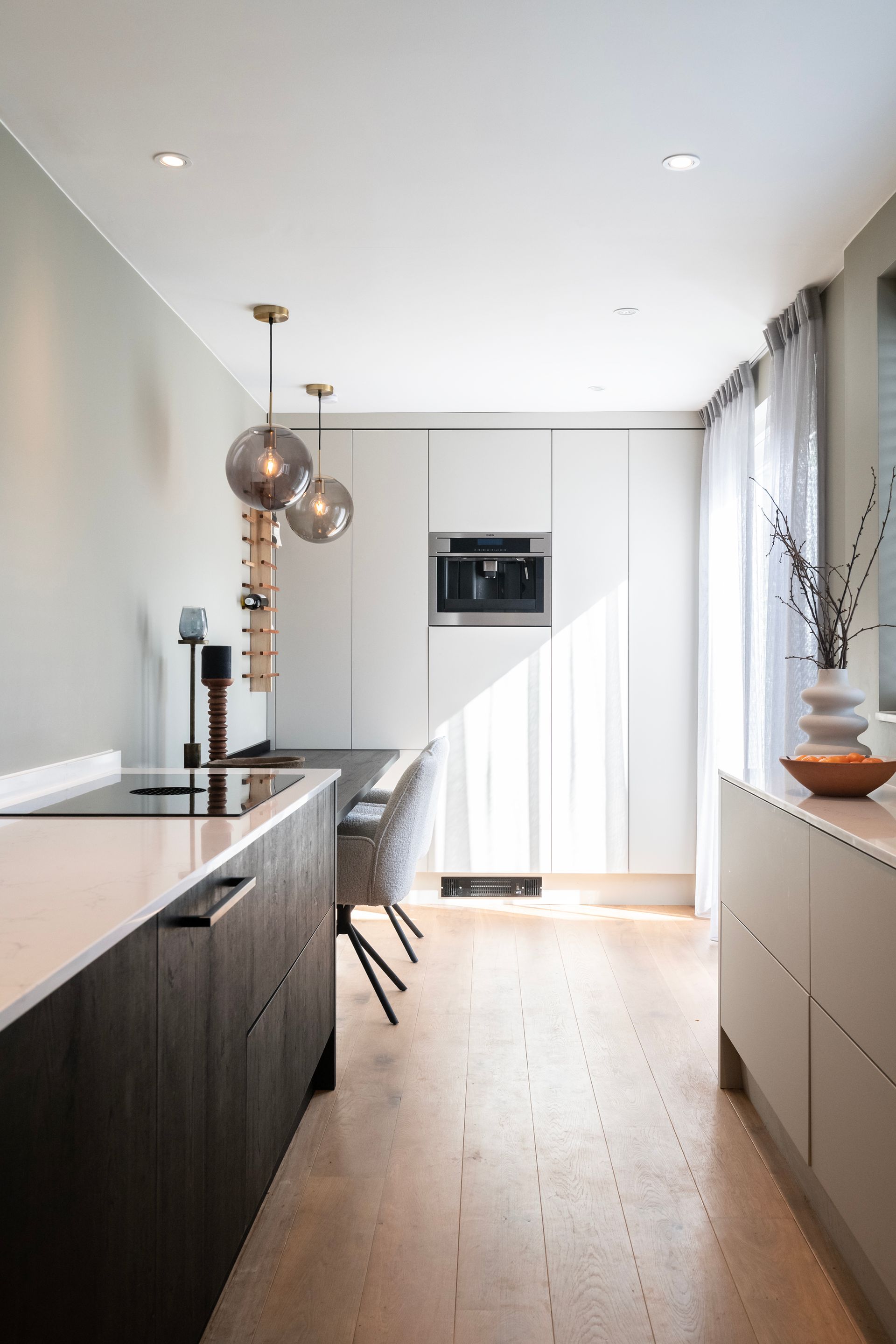 Een keuken op maat. Een keuken in meerdere kleuren en materialen maar wel met eenheid. Een keuken op maat.