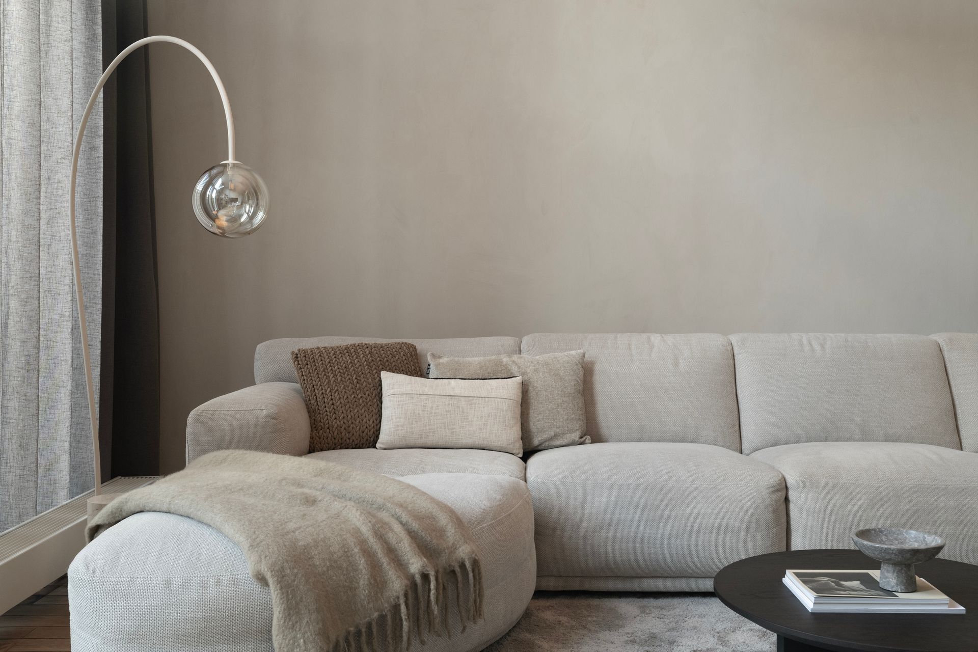 Keukenontwerp met luxe materialen wordt midden in de woning geplaatst.