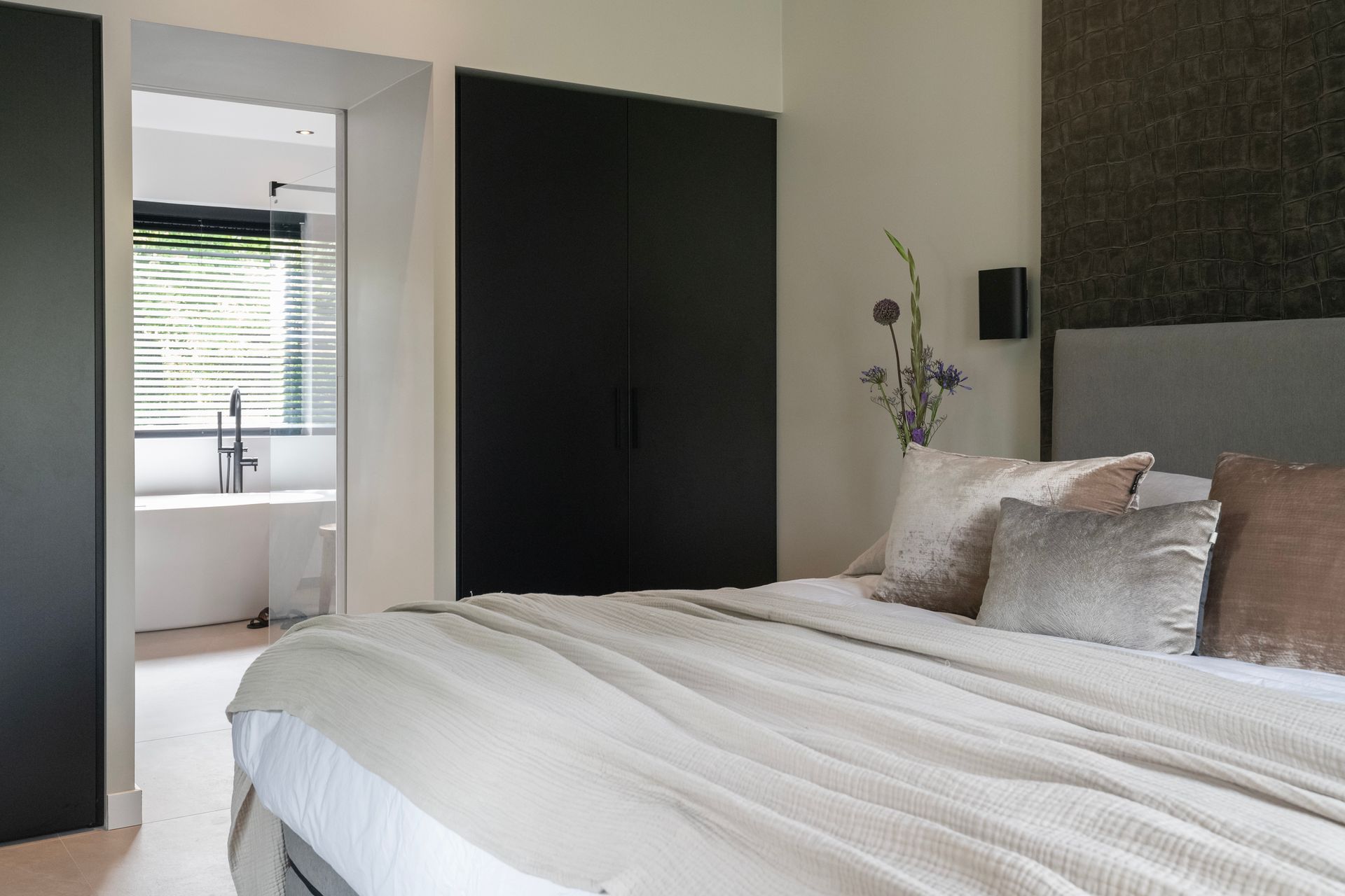 Een slaapkamer met badkamer ensuit geeft een hotelgevoel in huis.