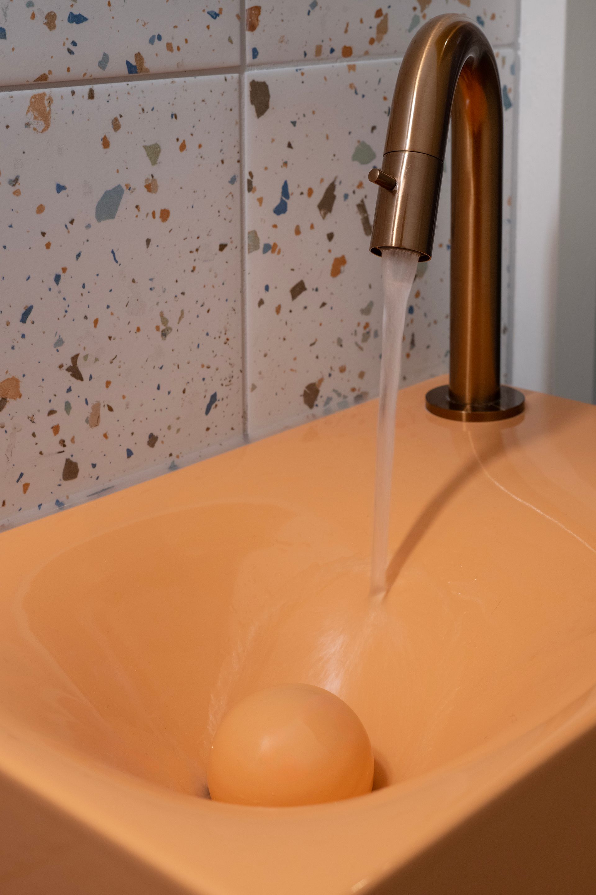 Kleurrijk toilet in Steenbergen Noord-Brabant
