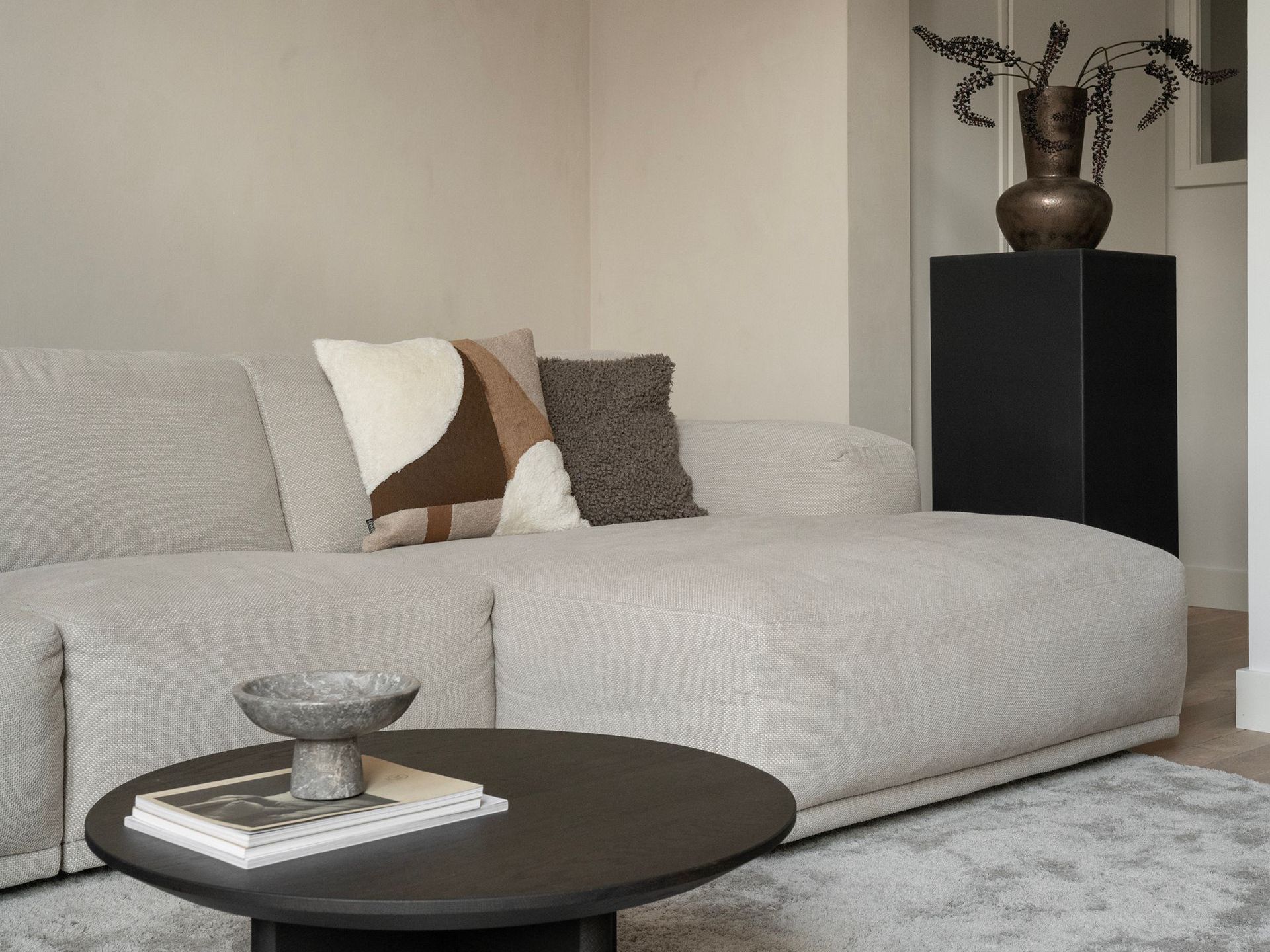 Keukenontwerp met luxe materialen wordt midden in de woning geplaatst.