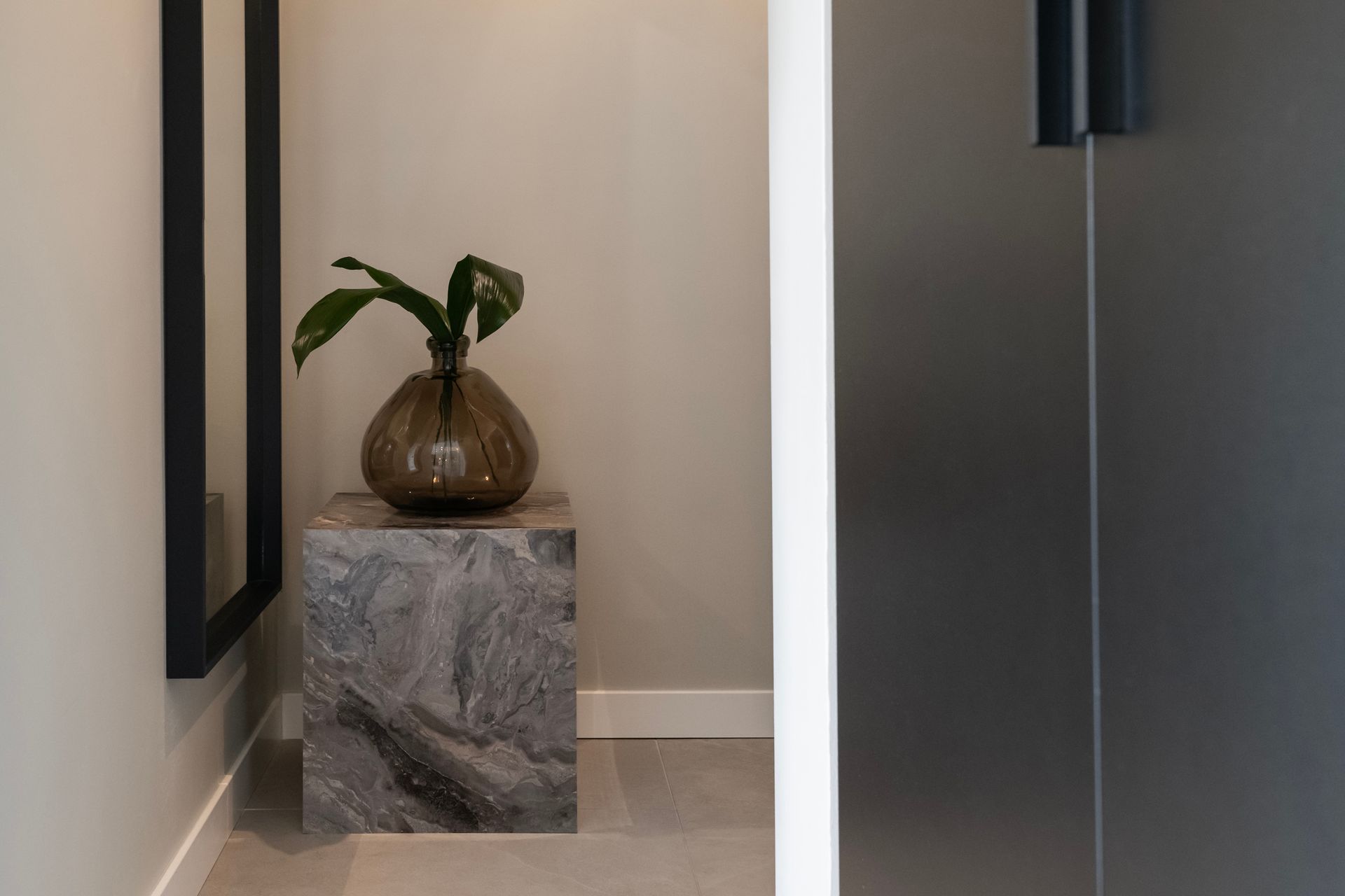 Stap binnen in een slaapkamer met een hotel gevoel.