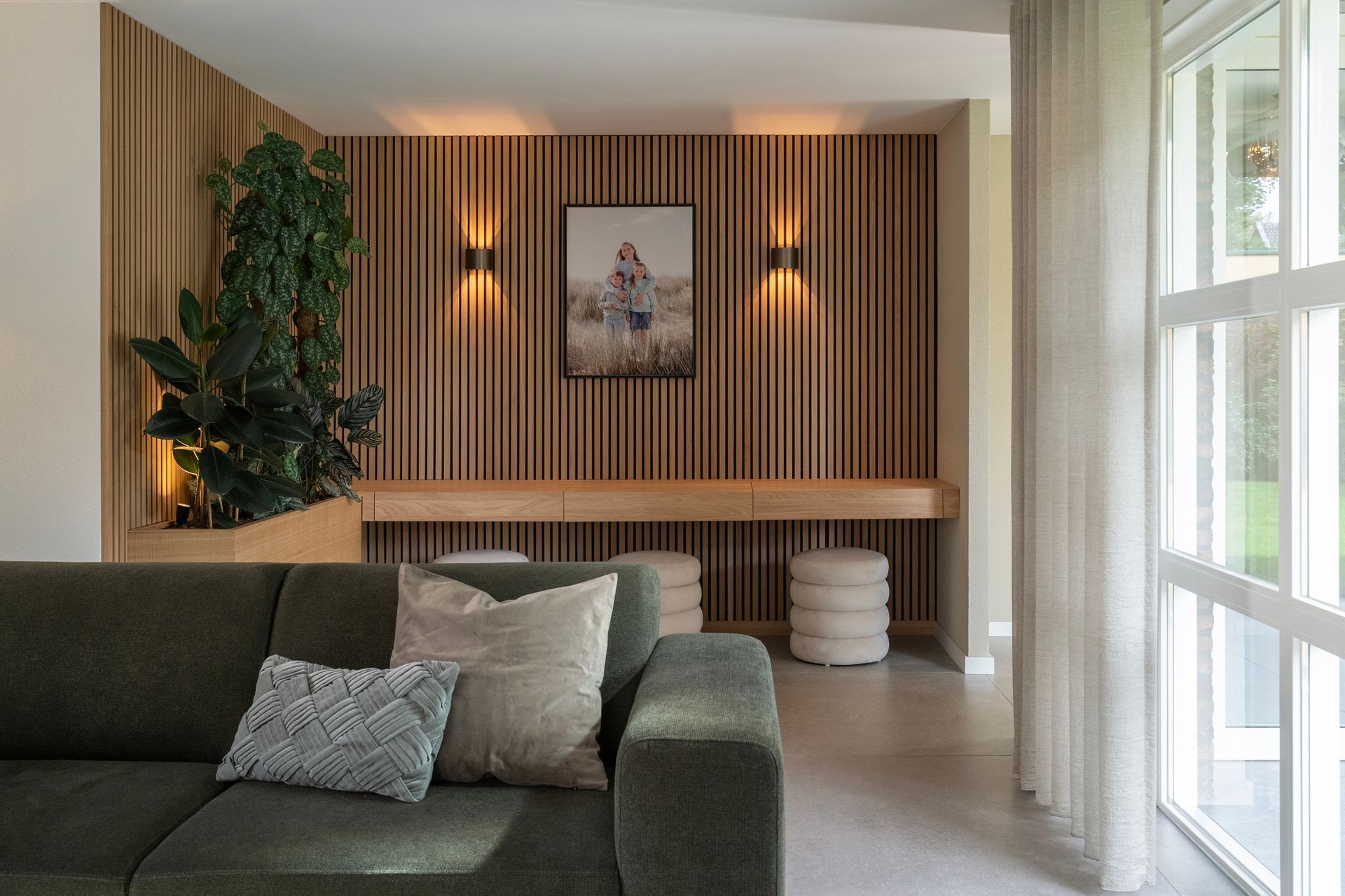 Dit maatwerk-meubel vormt voor meer functionaliteit en sfeer in deze woning in Steenbergen.