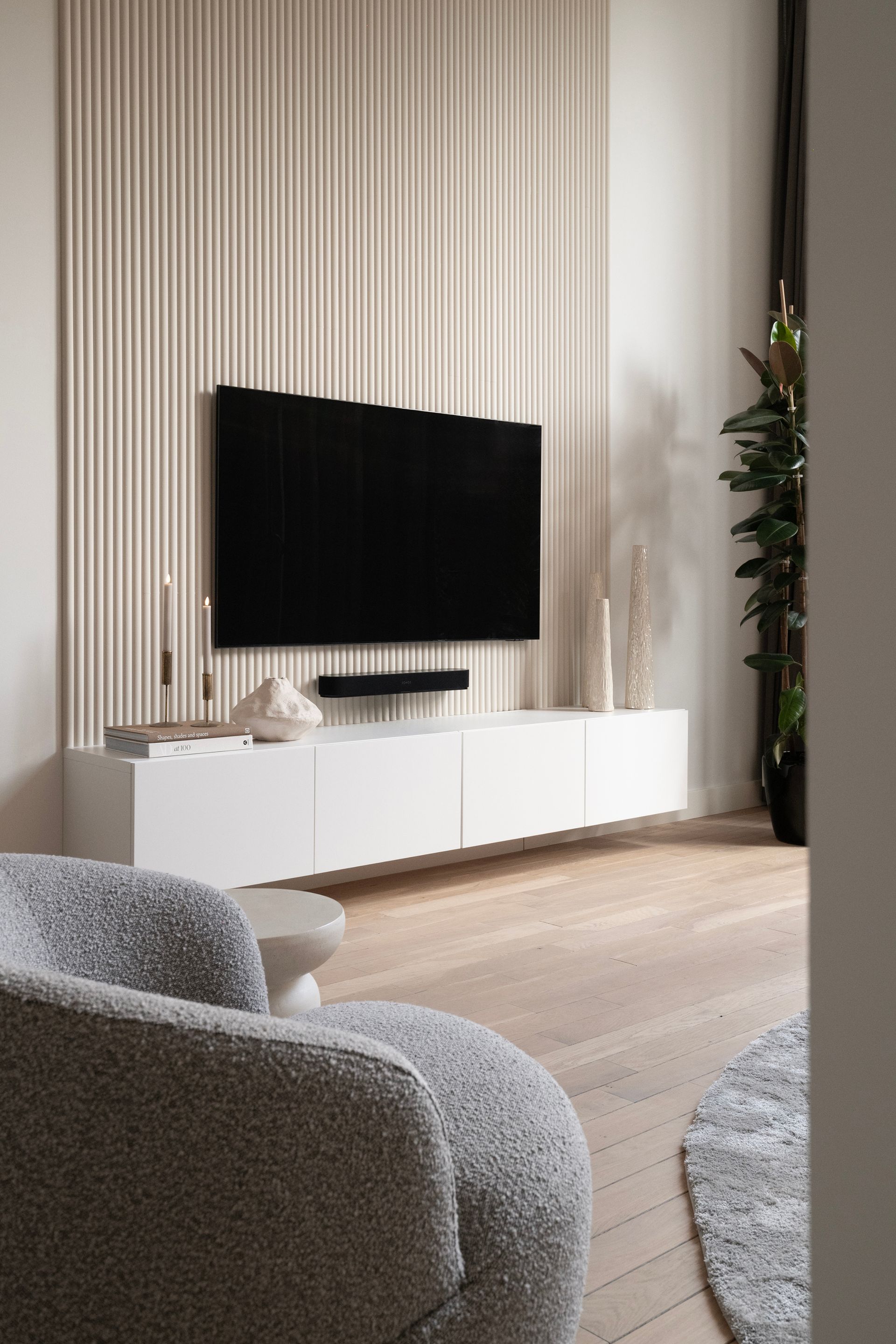 Een maatwerk televisiemeubel met een IKEA hack van de Besta kasten.