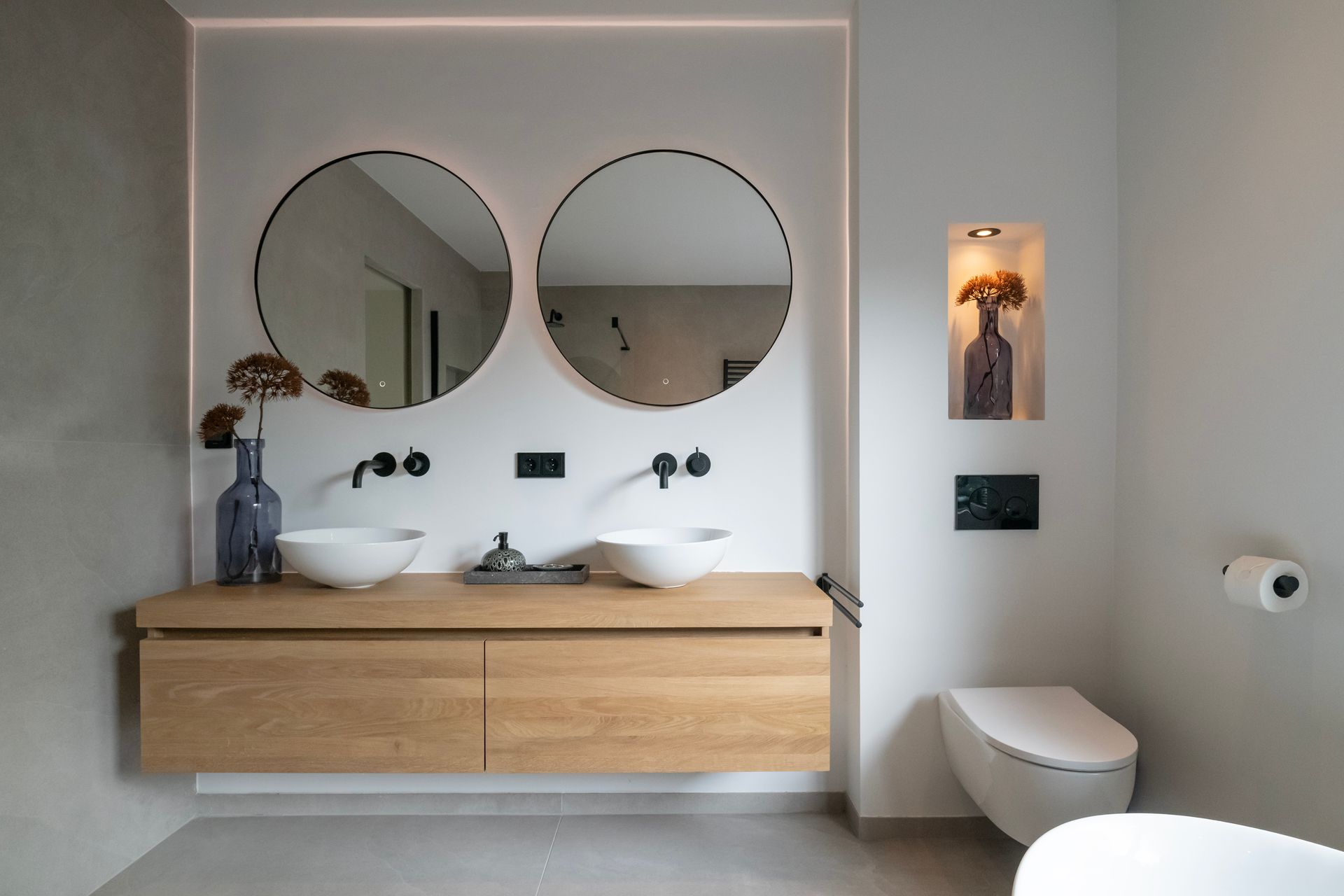 Badkamerontwerp door SunStyling voor een villa in Steenbergen zorgt voor een spa-gevoel in huis.