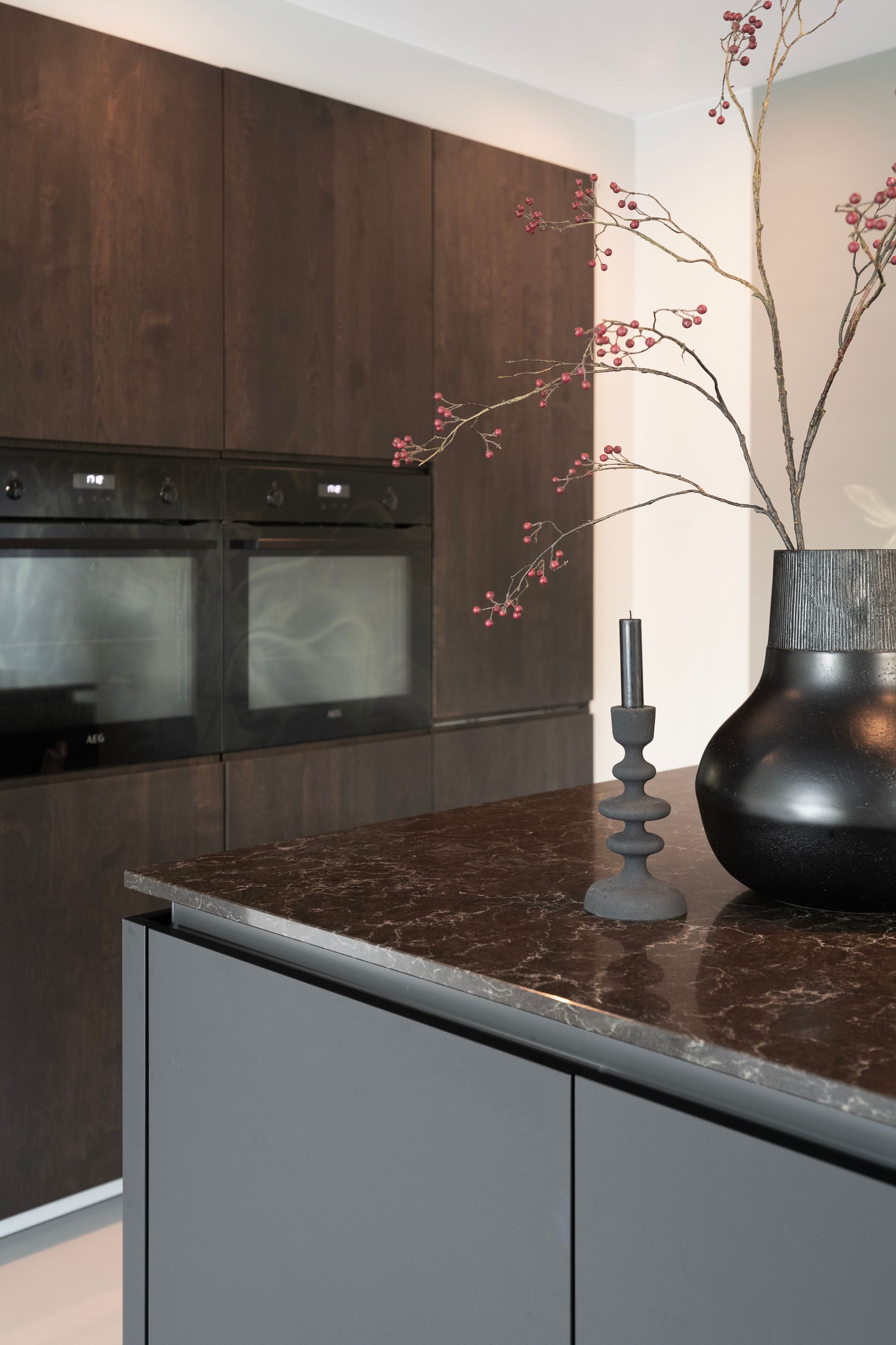 Diepe kleuren, contrasten en natuurlijke materialen kenmerken deze ruime keuken van maar liefst 360 cm lang keukeneiland.