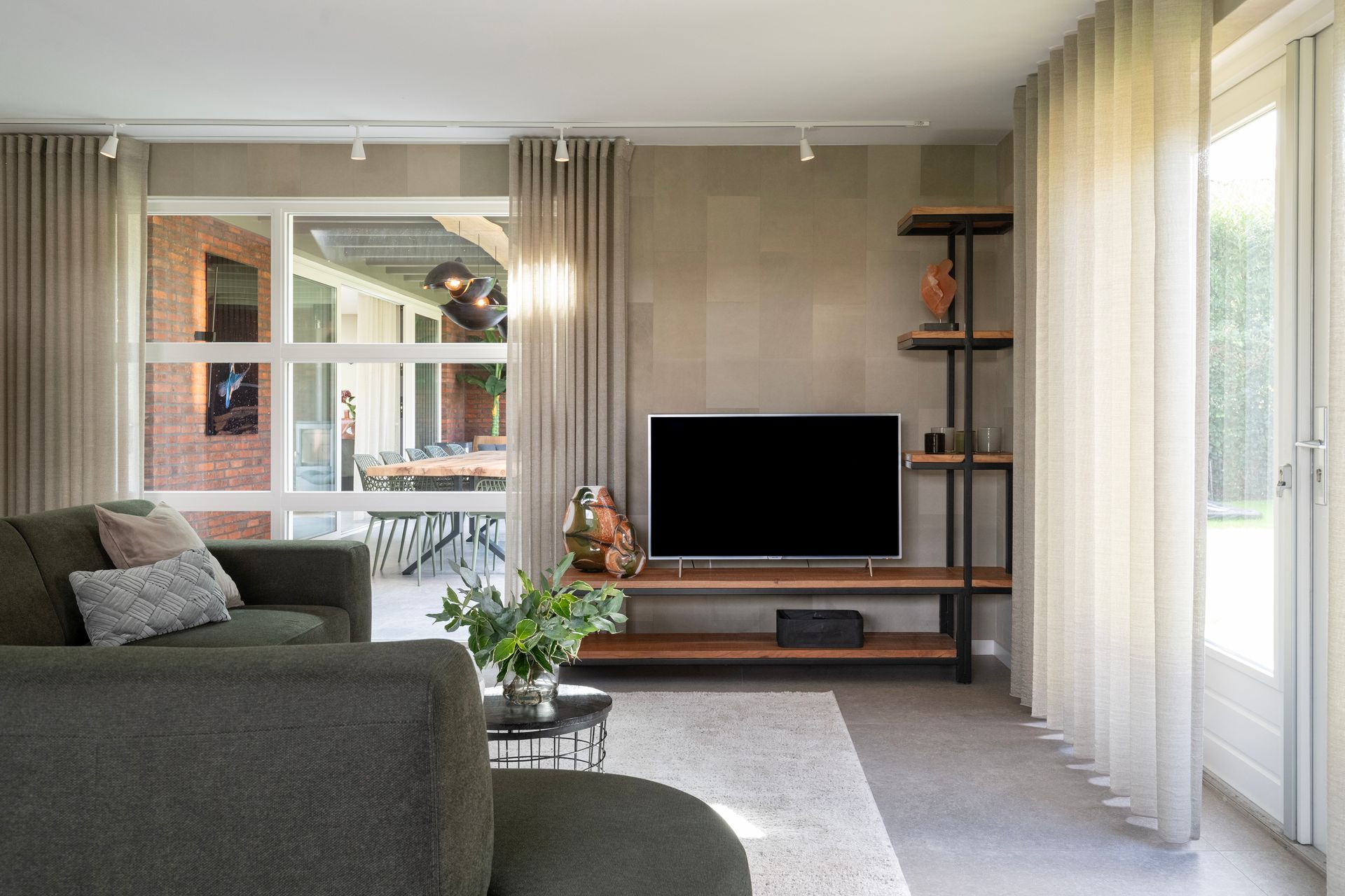 Leren wandbekleding in de woonkamer geeft een warm en natuurlijk gevoel.