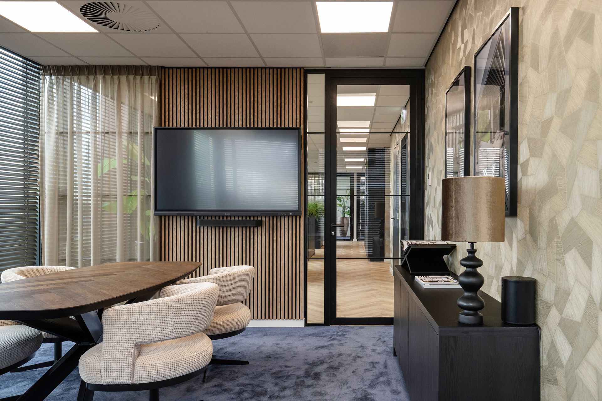 Een nieuw bedrijfspand dat warmte, rust en luxe uitstraalt – een plek waar medewerkers zich direct thuis voelen en met plezier werken.