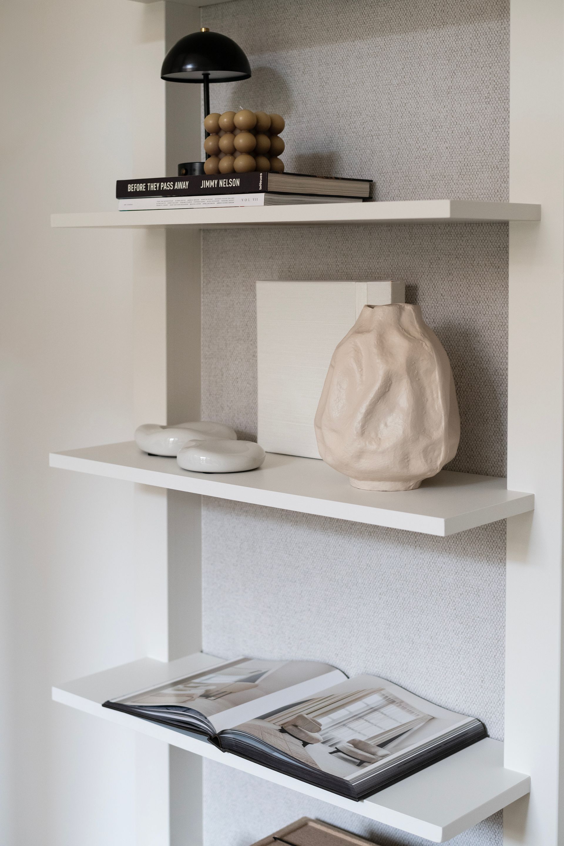 Open vakkenkast zorgt voor een plekje voor alle persoonlijke woonaccessoires.