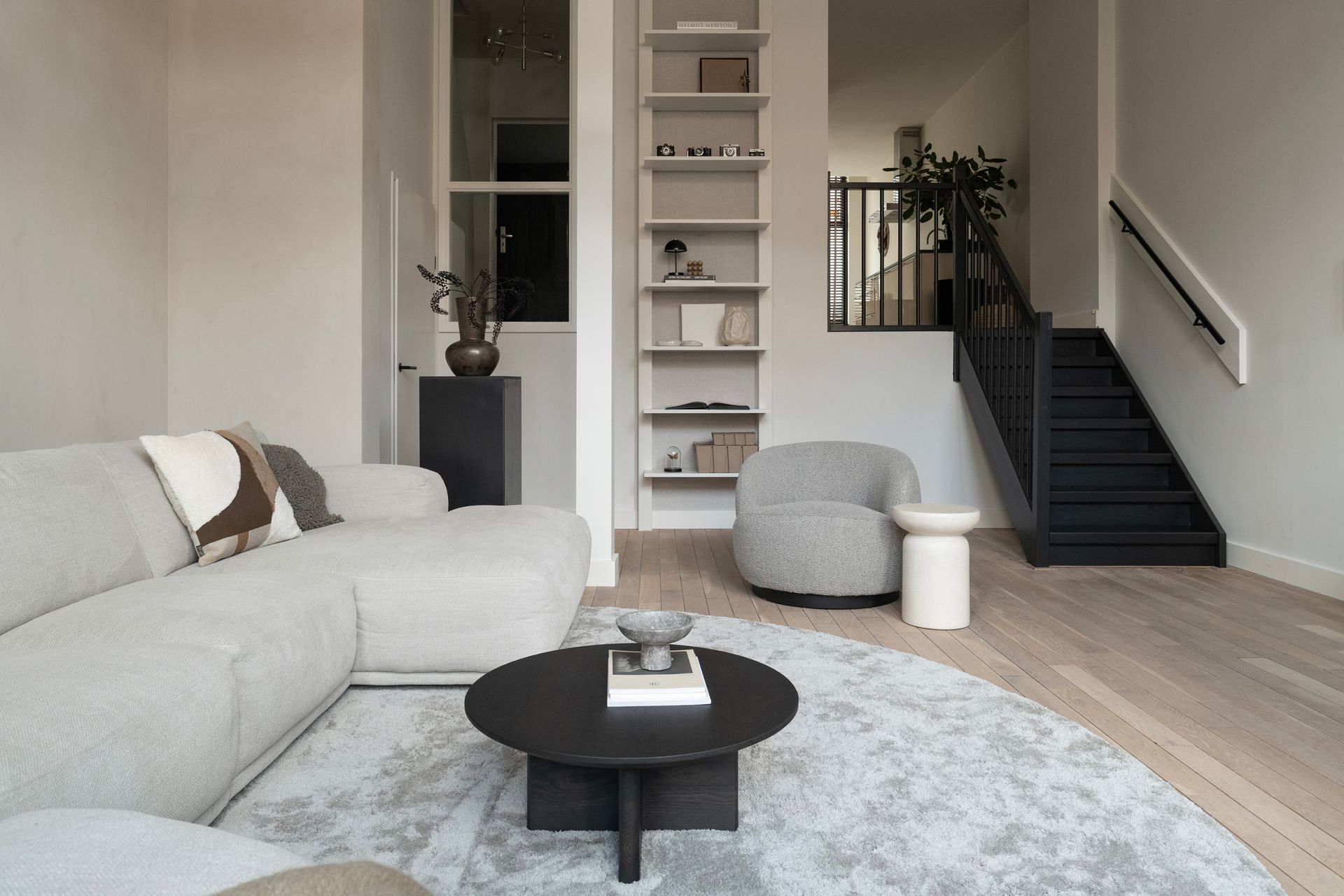 Keukenontwerp met luxe materialen wordt midden in de woning geplaatst.