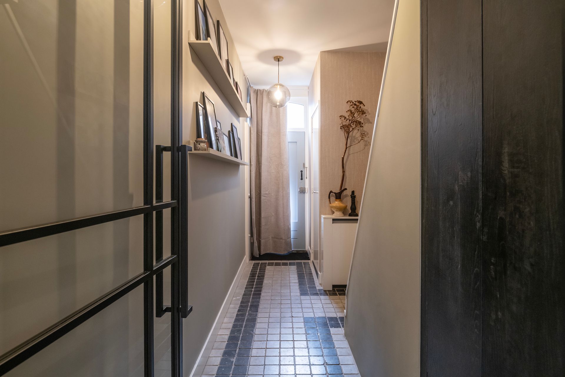 Een entree in sfeer. De entree van de woning wordt vaak overgeslagen, maar door persoonlijke interieuradvies sluit hij perfect aan bij jouw persoonlijke stijl.