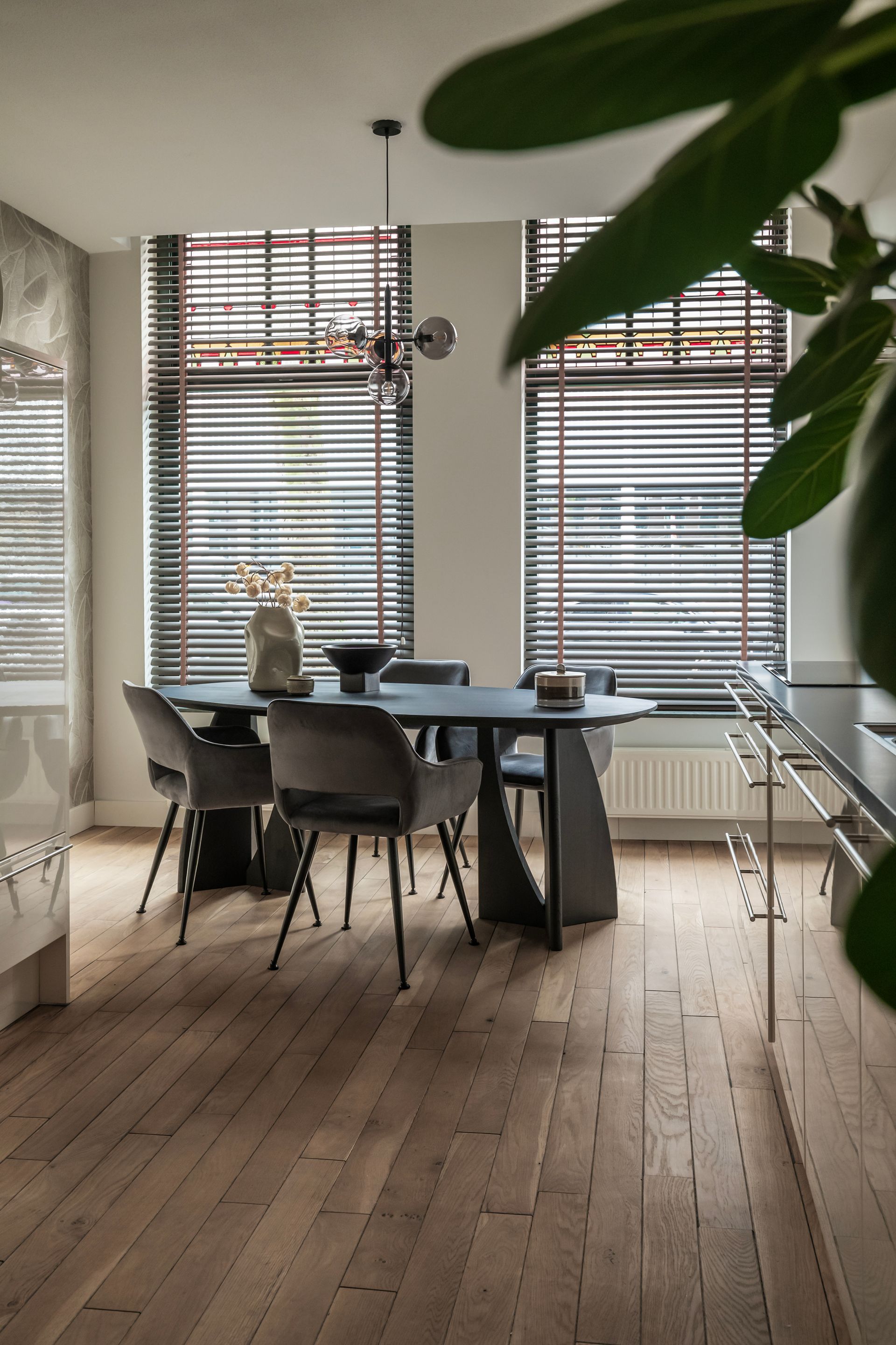 De eettafel van Table du Sud maakt het interieur helemaal af.