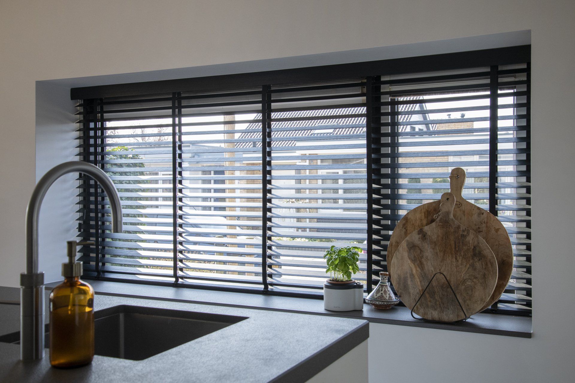 Houten jaloezieën in de keuken. Houten jaloezieën in de leefkeuken.