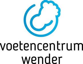 Het logo van Voetcentrum Wender met een blauw cirkelvormig voetpictogram en zwarte tekst op een witte achtergrond.