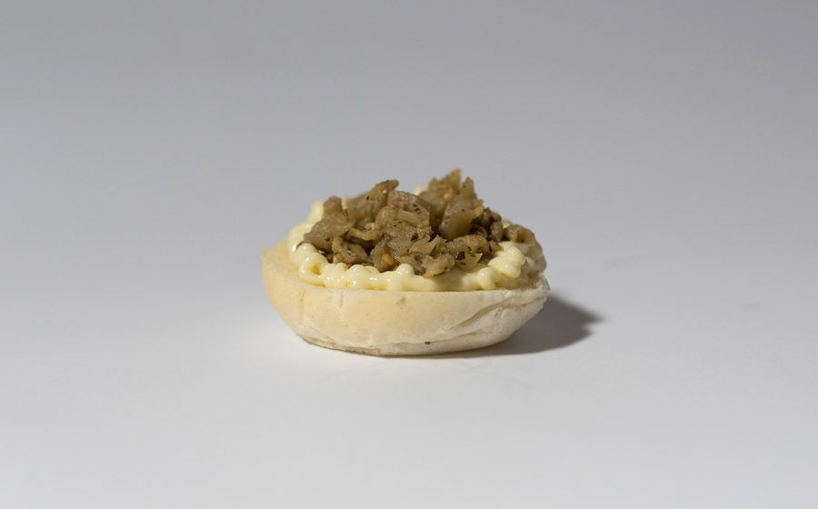 Un antipasto unico: base di pane, purè di patate e contorno di carne macinata.